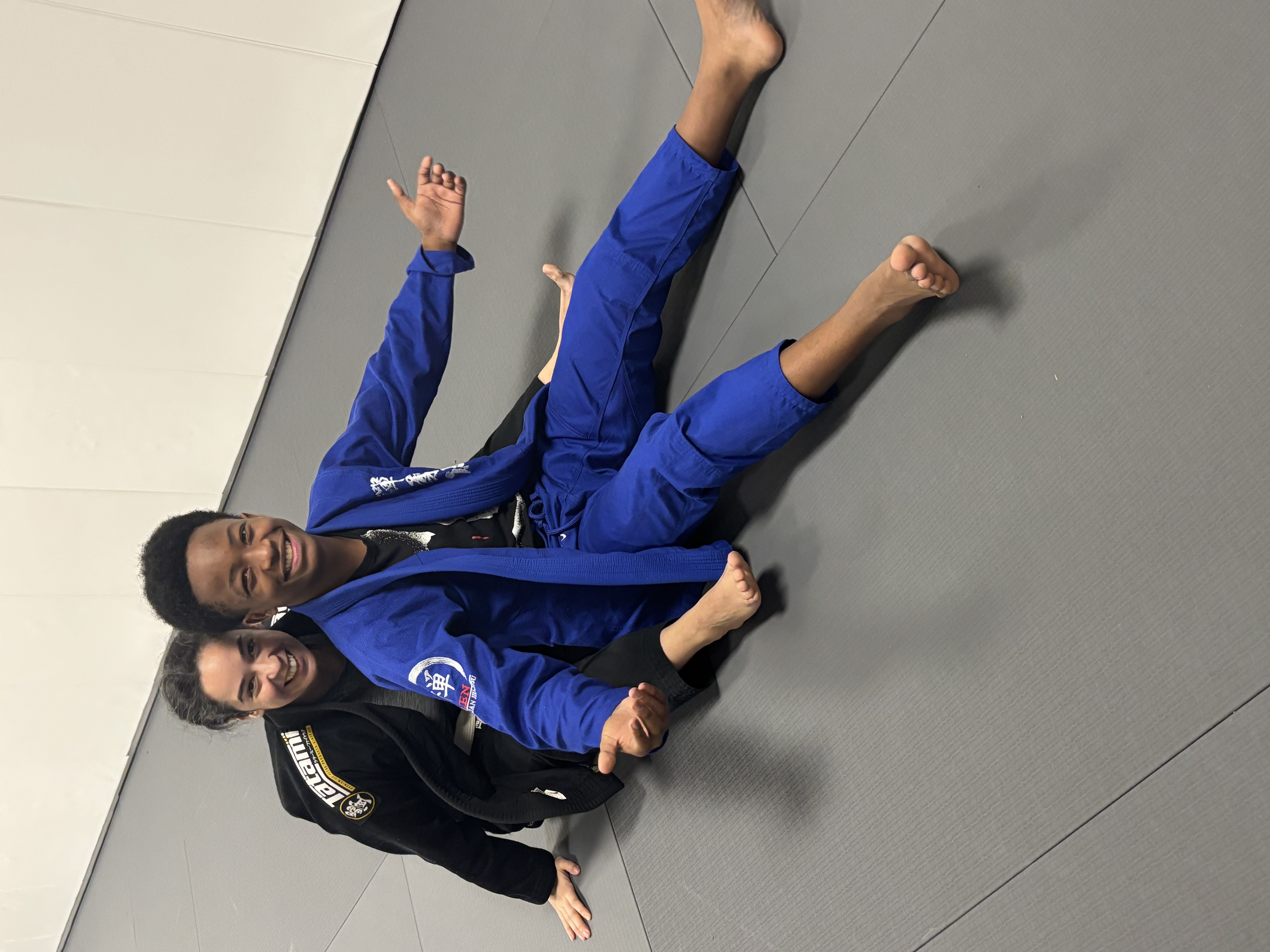 Adult Gi rolling at ZEN Brazilian Jiu-Jitsu